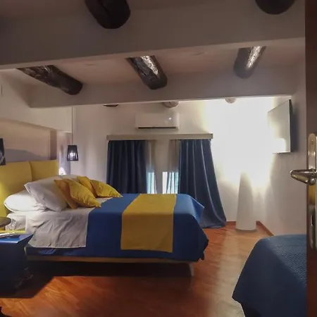 Apartman Two Chiaia 37 *